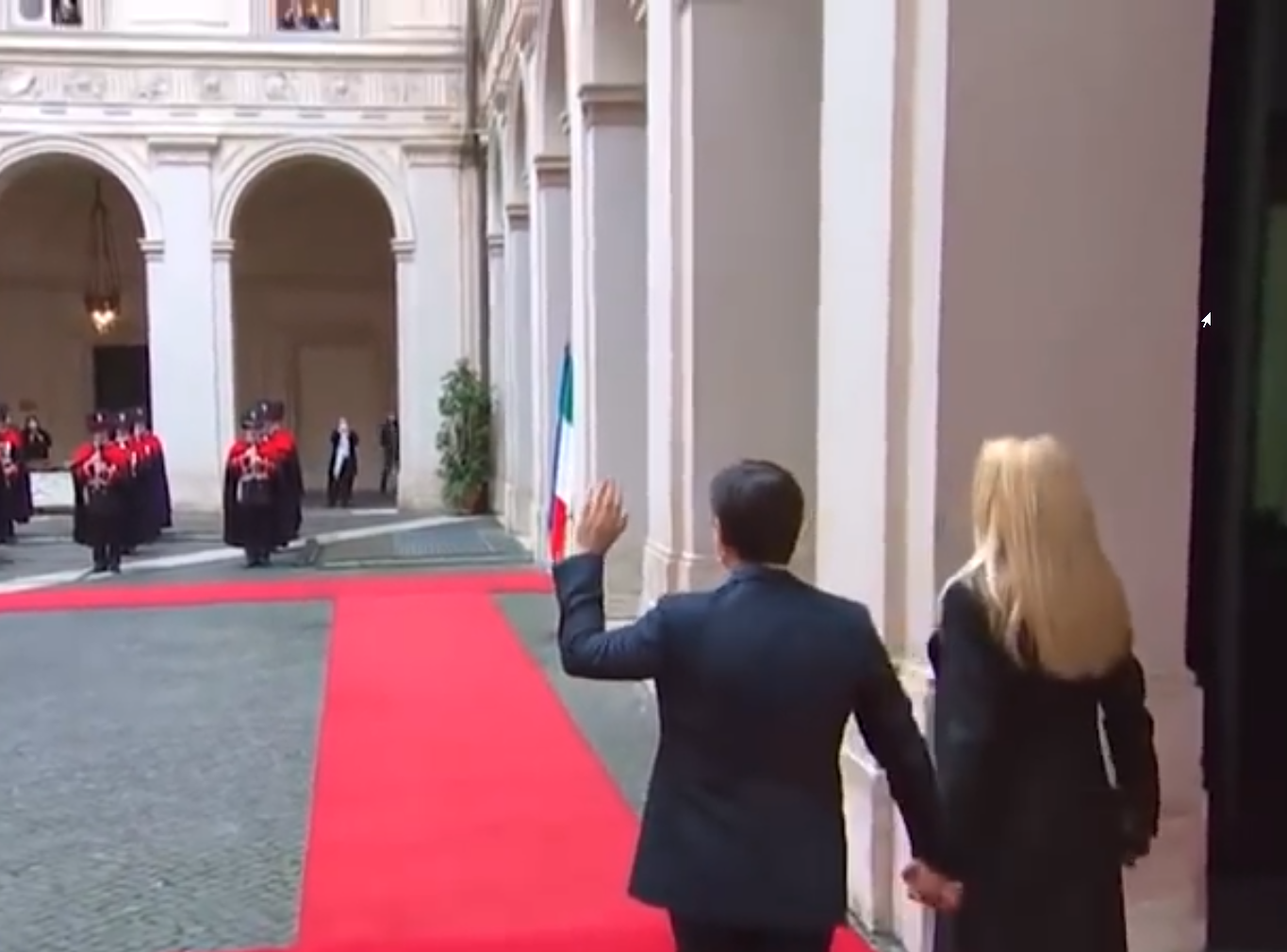Al momento stai visualizzando Conte lascia Palazzo Chigi tra gli applausi